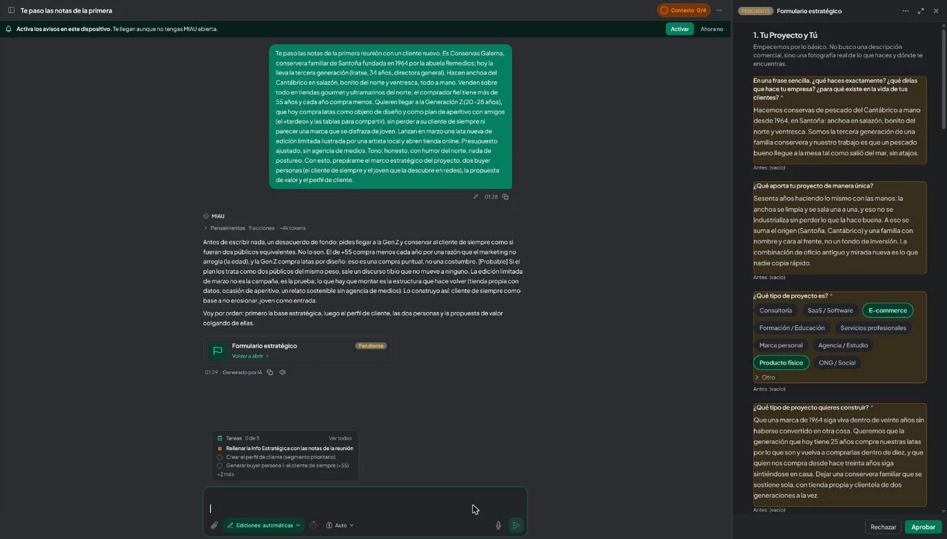 Chat de MIAU: antes de escribir plantea un desacuerdo con el enfoque y deja el formulario estratégico pendiente de aprobación